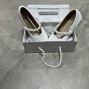 HeHalnom white w/‎ pearl design shoes / NWT / Size 2 / O-52